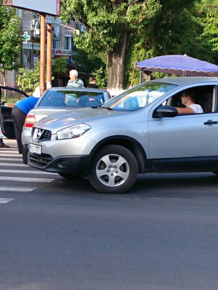 Iresponsabilitatea la volan provoacă accidente. S-a întâmplat în Capitală pe o trecere de pietoni (FOTO)