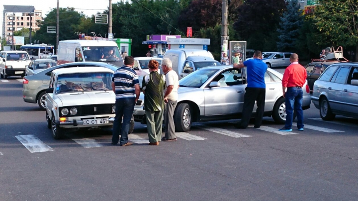 Iresponsabilitatea la volan provoacă accidente. S-a întâmplat în Capitală pe o trecere de pietoni (FOTO)