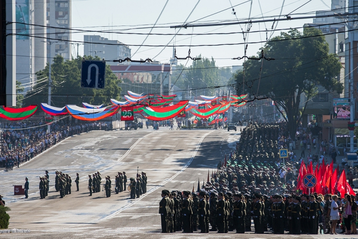 Paradă fastuoasă pe timp de criză profundă. FOTOREPORT de la Tiraspol