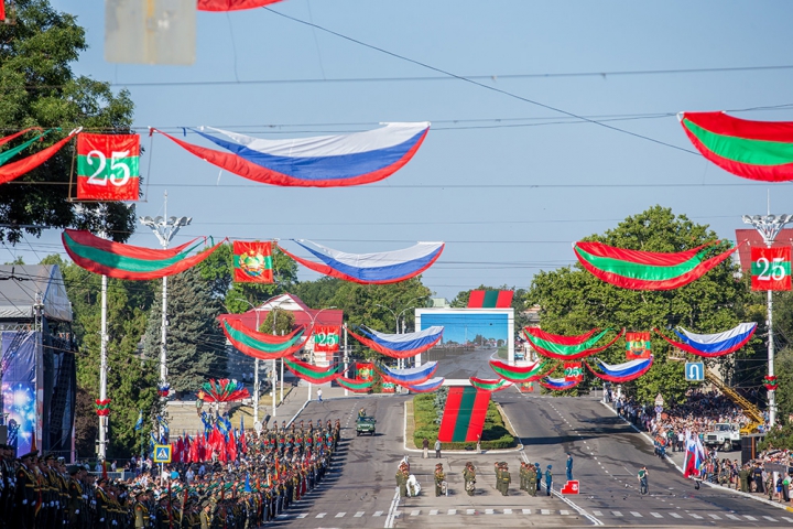 Paradă fastuoasă pe timp de criză profundă. FOTOREPORT de la Tiraspol