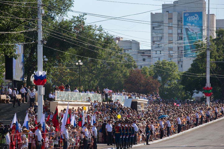 Paradă fastuoasă pe timp de criză profundă. FOTOREPORT de la Tiraspol