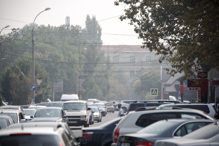 O ceaţă lăptoasă a acoperit Chişinăul. Meteorologii anunţă cât de periculos este fenomenul (FOTO)