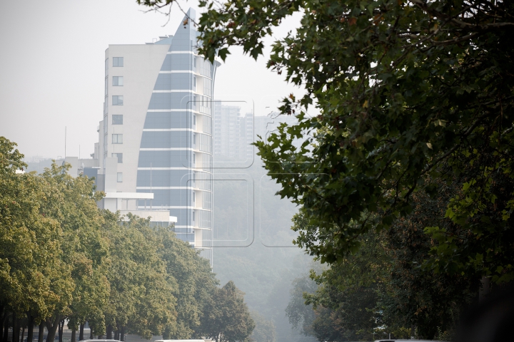 O ceaţă lăptoasă a acoperit Chişinăul. Meteorologii anunţă cât de periculos este fenomenul (FOTO)