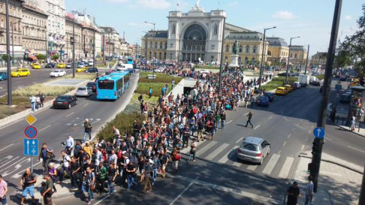 CRIZA IMIGRANȚILOR ÎN UNGARIA: 1.000 de oameni au plecat pe jos din Budapesta spre Austria