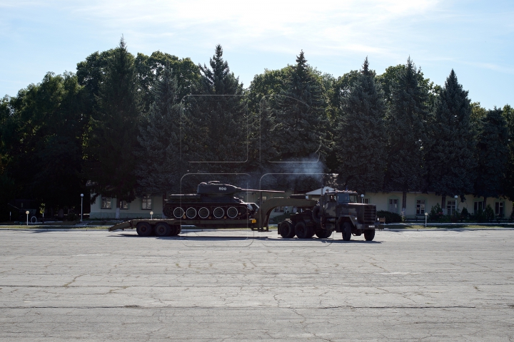 FOTOREPORT de la demontarea tancului T-34. "Militarii nu trebuie educați cu simboluri sovietice"