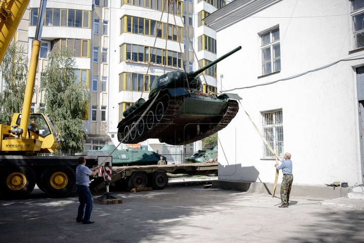 FOTOREPORT de la demontarea tancului T-34. "Militarii nu trebuie educați cu simboluri sovietice"