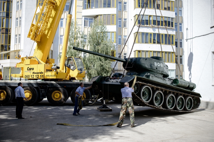 FOTOREPORT de la demontarea tancului T-34. "Militarii nu trebuie educați cu simboluri sovietice"