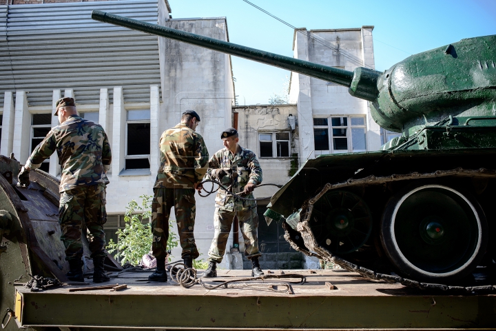 FOTOREPORT de la demontarea tancului T-34. "Militarii nu trebuie educați cu simboluri sovietice"