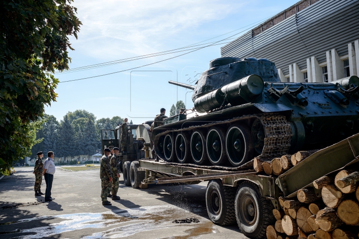 FOTOREPORT de la demontarea tancului T-34. "Militarii nu trebuie educați cu simboluri sovietice"