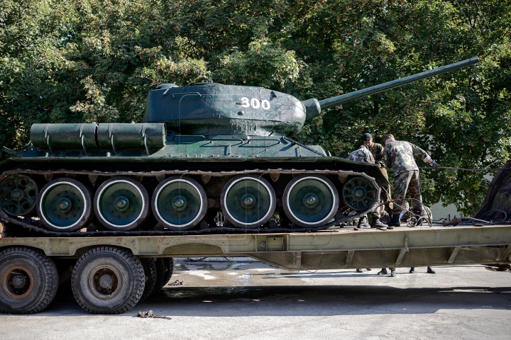 FOTOREPORT de la demontarea tancului T-34. "Militarii nu trebuie educați cu simboluri sovietice"