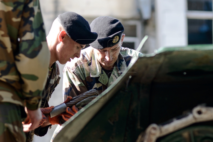 FOTOREPORT de la demontarea tancului T-34. "Militarii nu trebuie educați cu simboluri sovietice"