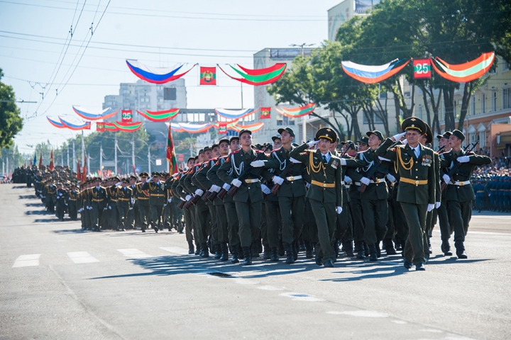 Paradă fastuoasă pe timp de criză profundă. FOTOREPORT de la Tiraspol