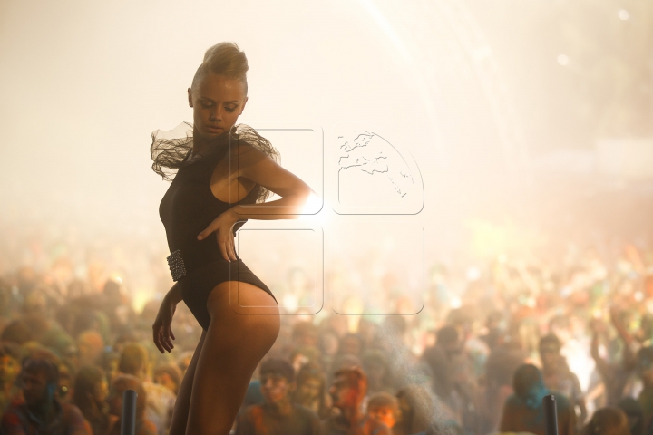 Explozie de culori şi muzică în Capitală! Sute de tineri s-au distrat pe ritmurile unor DJ cu renume mondial