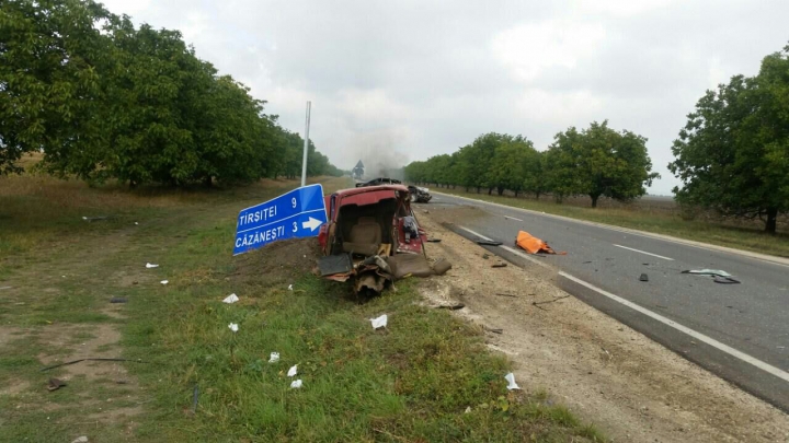 ACCIDENT GROAZNIC la Teleneşti! Un om a murit după ce două maşini s-au făcut zob (FOTO)