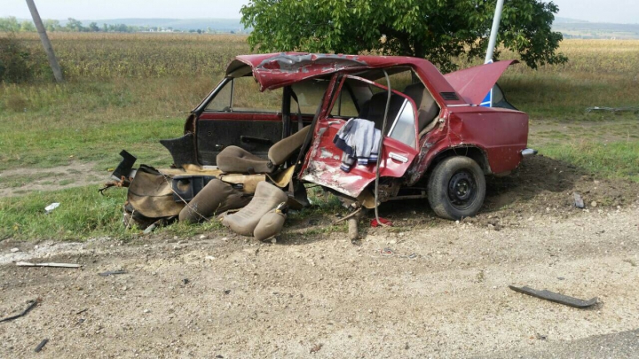 ACCIDENT GROAZNIC la Teleneşti! Un om a murit după ce două maşini s-au făcut zob (FOTO)