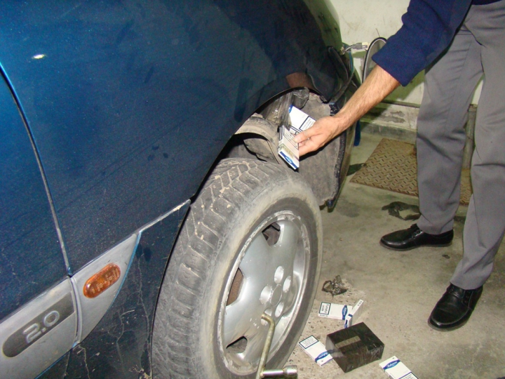 Poliţiştii de frontieră români le-au venit de hac. Ce au găsit în maşinile a doi moldoveni (FOTO)