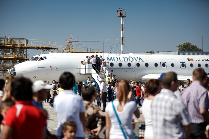 ZIUA AVIAȚIEI CIVILE 2015. Cele mai tari momente ale show-ului amețitor de pe cerul Chișinăului (FOTOREPORT)