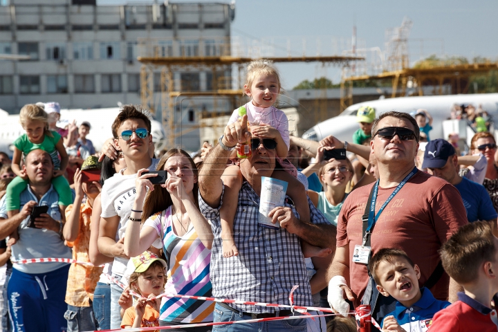 ZIUA AVIAȚIEI CIVILE 2015. Cele mai tari momente ale show-ului amețitor de pe cerul Chișinăului (FOTOREPORT)