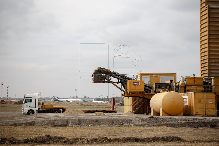 Buldozere, camioane şi o uzină de producere a betonului. Ce se întâmplă la Aeroportul Chişinău (FOTO)