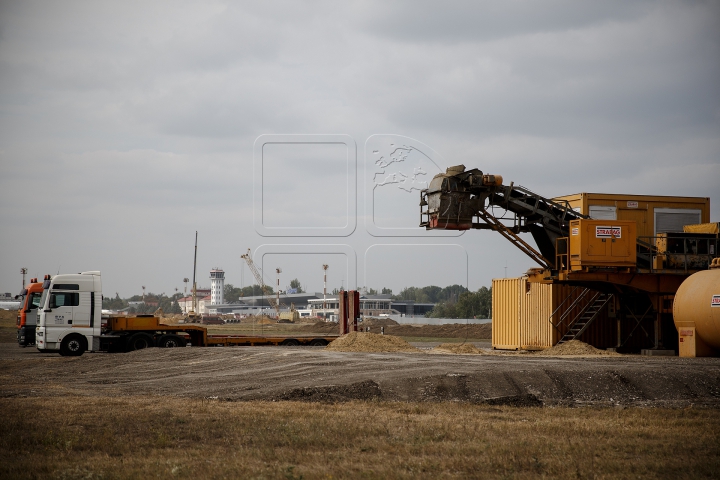 Buldozere, camioane şi o uzină de producere a betonului. Ce se întâmplă la Aeroportul Chişinău (FOTO)