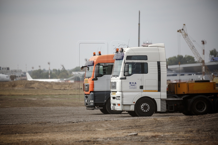 Buldozere, camioane şi o uzină de producere a betonului. Ce se întâmplă la Aeroportul Chişinău (FOTO)