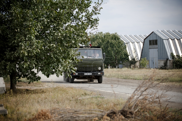 Buldozere, camioane şi o uzină de producere a betonului. Ce se întâmplă la Aeroportul Chişinău (FOTO)