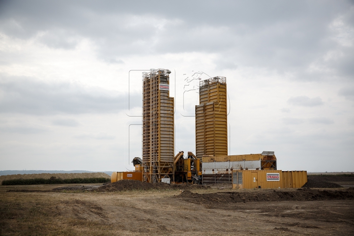 Buldozere, camioane şi o uzină de producere a betonului. Ce se întâmplă la Aeroportul Chişinău (FOTO)