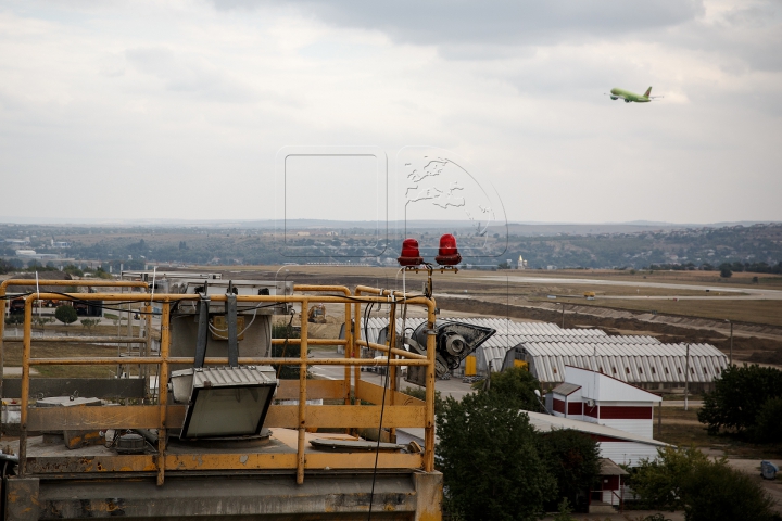 Buldozere, camioane şi o uzină de producere a betonului. Ce se întâmplă la Aeroportul Chişinău (FOTO)