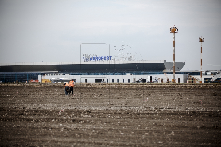 Buldozere, camioane şi o uzină de producere a betonului. Ce se întâmplă la Aeroportul Chişinău (FOTO)