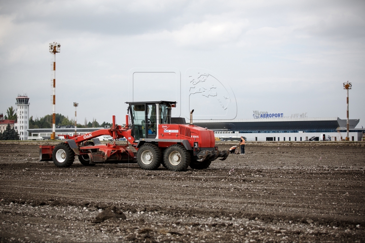 Buldozere, camioane şi o uzină de producere a betonului. Ce se întâmplă la Aeroportul Chişinău (FOTO)