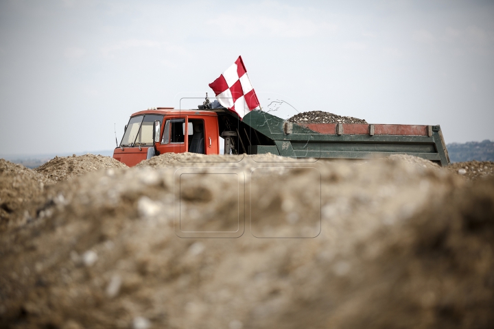 Buldozere, camioane şi o uzină de producere a betonului. Ce se întâmplă la Aeroportul Chişinău (FOTO)