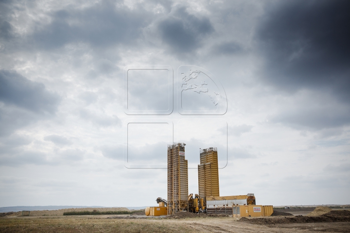 Buldozere, camioane şi o uzină de producere a betonului. Ce se întâmplă la Aeroportul Chişinău (FOTO)