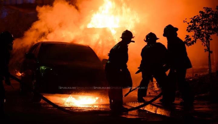 Un incendiu A MISTUIT 12 maşini de lux! NIMIC nu a mai putut fi salvat