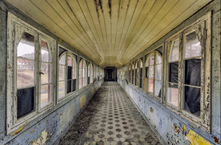 Ţi se taie respiraţia! FOTOGRAFII IMPRESIONANTE cu arhitecturi abandonate din Europa (FOTO)