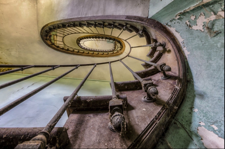 Ţi se taie respiraţia! FOTOGRAFII IMPRESIONANTE cu arhitecturi abandonate din Europa (FOTO)