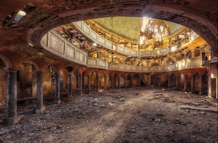 Ţi se taie respiraţia! FOTOGRAFII IMPRESIONANTE cu arhitecturi abandonate din Europa (FOTO)