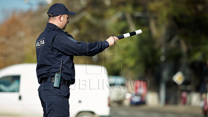 Un microbuz care circula cu greu pe un traseu naţional, oprit de poliţişti. Ce ducea şoferul