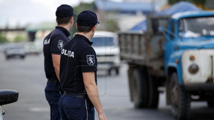 Surpriză pentru poliţişti. Ce au găsit într-un automobil, la intrarea în localitatea Stăuceni (FOTO)