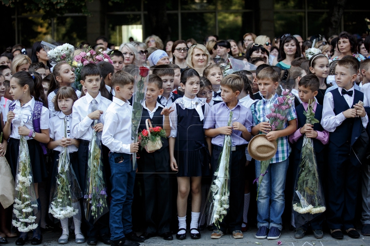 O zi a unui nou început! Primul sunet de clopoţel la Liceul "Gheorghe Asachi" din Capitală (FOTOREPORT)