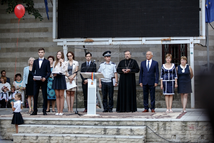 O zi a unui nou început! Primul sunet de clopoţel la Liceul "Gheorghe Asachi" din Capitală (FOTOREPORT)