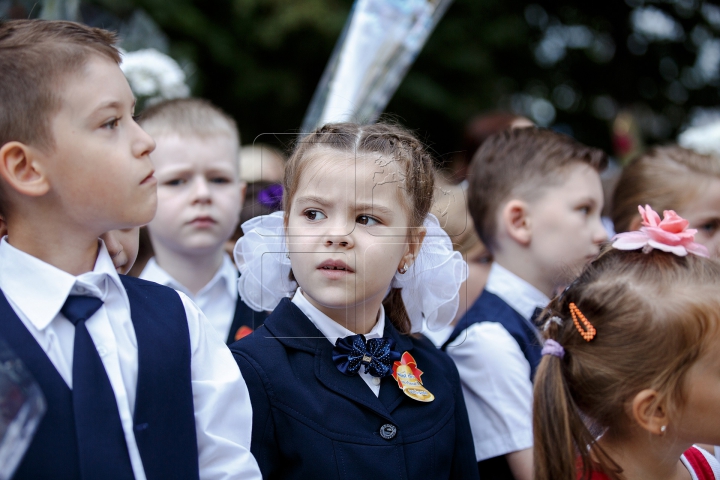 O zi a unui nou început! Primul sunet de clopoţel la Liceul "Gheorghe Asachi" din Capitală (FOTOREPORT)