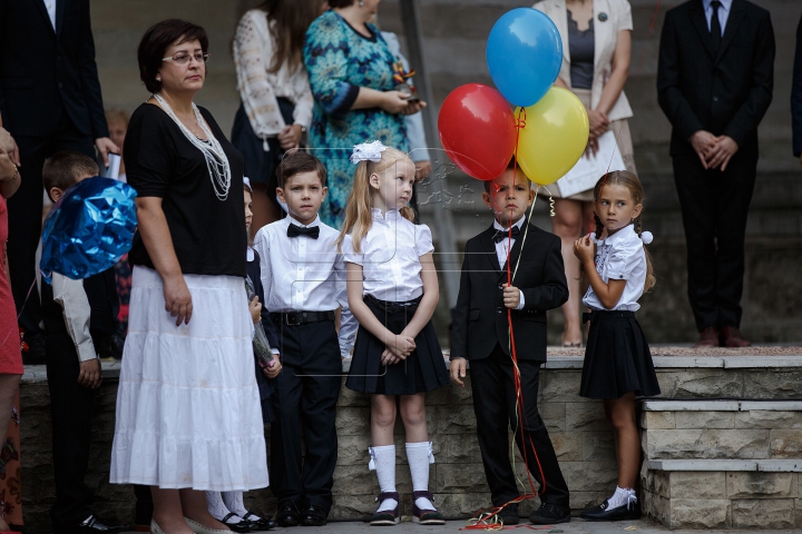 O zi a unui nou început! Primul sunet de clopoţel la Liceul "Gheorghe Asachi" din Capitală (FOTOREPORT)