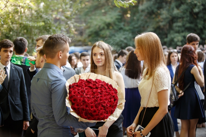 O zi a unui nou început! Primul sunet de clopoţel la Liceul "Gheorghe Asachi" din Capitală (FOTOREPORT)