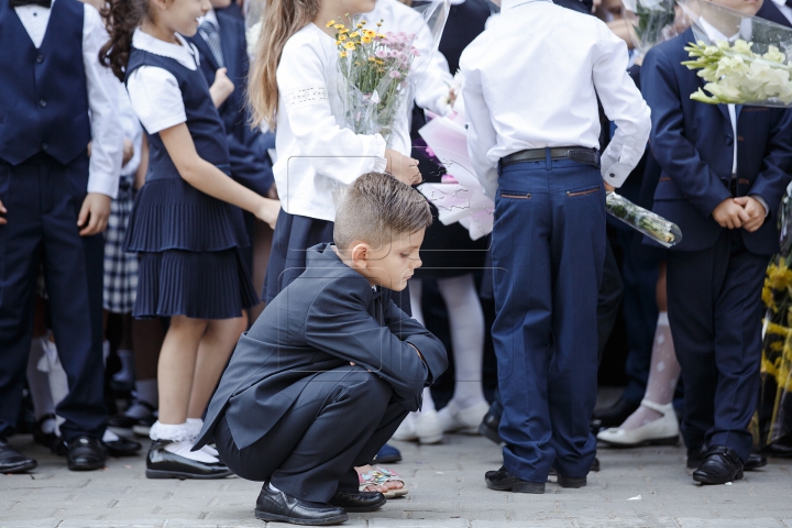 O zi a unui nou început! Primul sunet de clopoţel la Liceul "Gheorghe Asachi" din Capitală (FOTOREPORT)