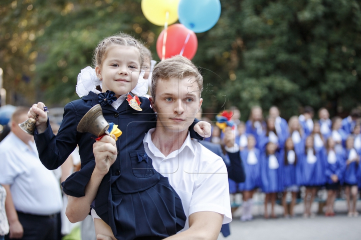 O zi a unui nou început! Primul sunet de clopoţel la Liceul "Gheorghe Asachi" din Capitală (FOTOREPORT)
