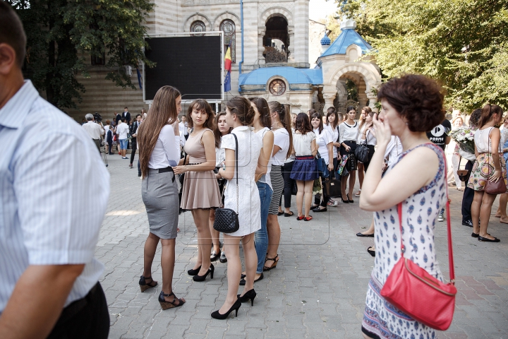 O zi a unui nou început! Primul sunet de clopoţel la Liceul "Gheorghe Asachi" din Capitală (FOTOREPORT)