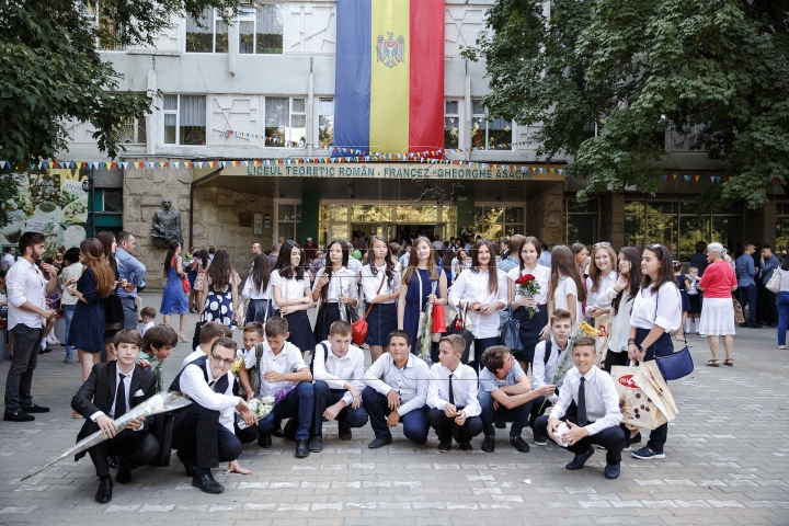 O zi a unui nou început! Primul sunet de clopoţel la Liceul "Gheorghe Asachi" din Capitală (FOTOREPORT)