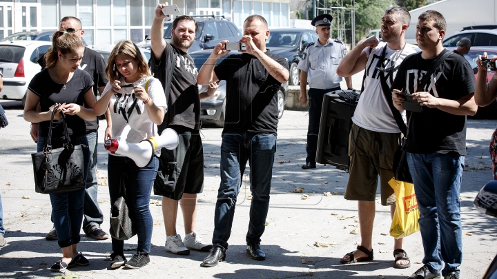 (FOTO) Protest la sediul Publika TV. Ce i-a nemulţumit pe câţiva reprezentanţi ai mişcării Antifa