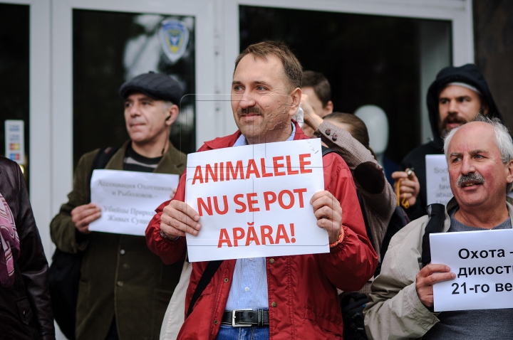 PROTEST cu pancarte la Chişinău: Incompetent şi arogant! JOS ministrul Mediului (FOTOREPORT)