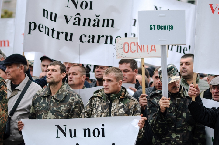 PROTEST cu pancarte la Chişinău: Incompetent şi arogant! JOS ministrul Mediului (FOTOREPORT)